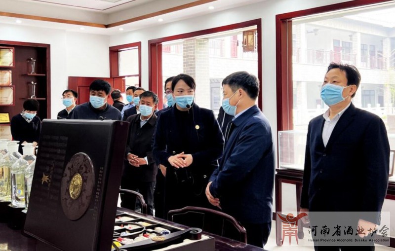 南阳市人大常委会副主任高贤信一行莅临赊店酒乡小镇调研指导